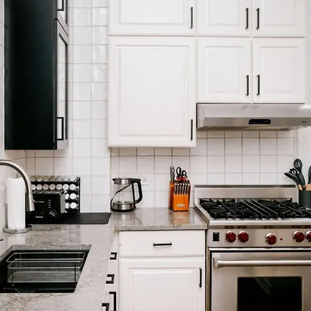 Holiday home 4 Bedroom • Theater • Gym • Walk To Lincoln Park! Chicago