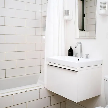 4 Bedroom • Theater • Gym • Walk To Lincoln Park! Chicago