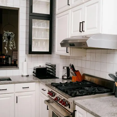4 Bedroom • Theater • Gym • Walk To Lincoln Park! Holiday home *