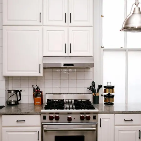 Holiday home 4 Bedroom • Theater • Gym • Walk To Lincoln Park! *