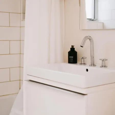 4 Bedroom • Theater • Gym • Walk To Lincoln Park! Holiday home Chicago