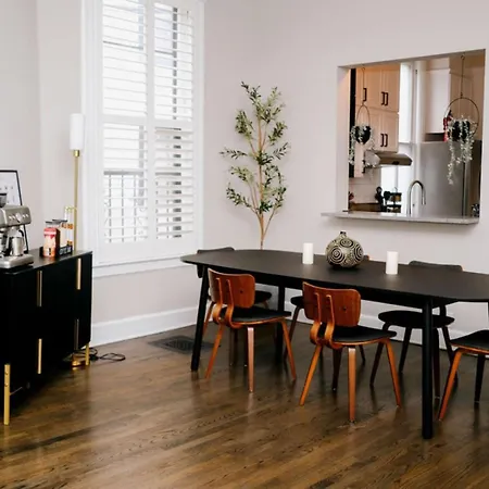 Holiday home 4 Bedroom • Theater • Gym • Walk To Lincoln Park! *