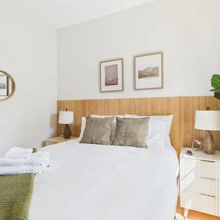 Boutique Hideaway Private Deck, Fire Pit Apartment Chicago