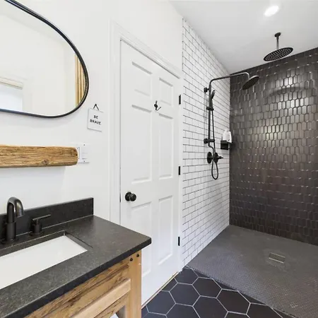 Apartment Luxe Retreat Game Room, Deck Fire Pit Chicago
