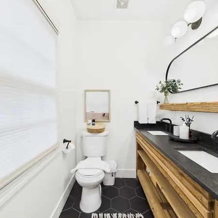 Luxe Retreat Game Room, Deck Fire Pit Apartment Chicago