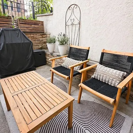 Boutique Retreat Private Patio Fire Pit * Chicago