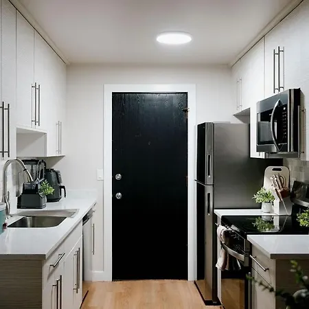Modern 1br W/ Workspace Near O'hare Apartment