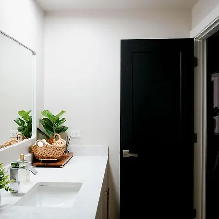 Modern 1br W/ Workspace Near O'hare Apartment