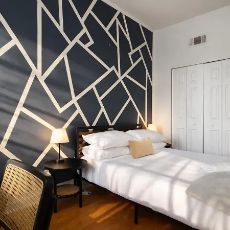 Apartment Flexhome Ukrainian Village 2br - Private Balcony & Walkable Location