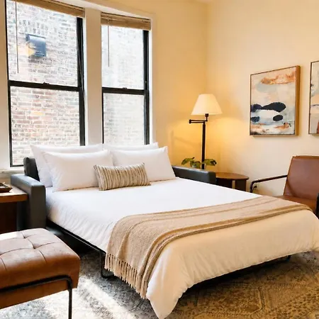 Apartment Flexhome Ukrainian Village 2br - Private Balcony & Walkable Location