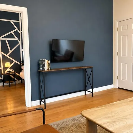 Flexhome Ukrainian Village 2br - Private Balcony & Walkable Location *