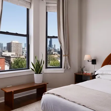 Penthouse With Private Rooftop And Skyline Views - Sleeps 6 *
