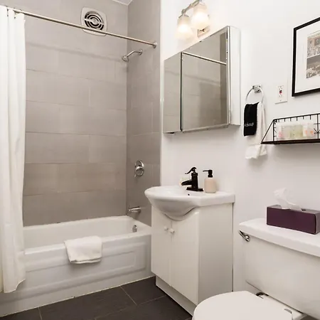 Apartment Flexhome Ukrainian Village 2br - Private Balcony & Walkable Location *