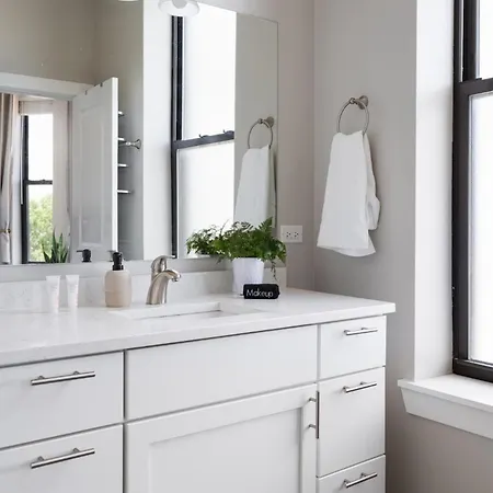 Penthouse With Private Rooftop And Skyline Views - Sleeps 6 Chicago