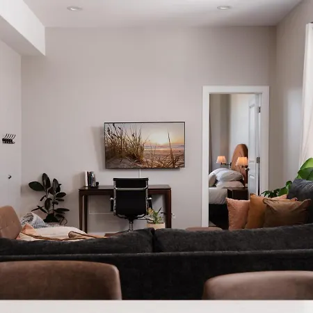 Apartment Penthouse With Private Rooftop And Skyline Views - Sleeps 6 *