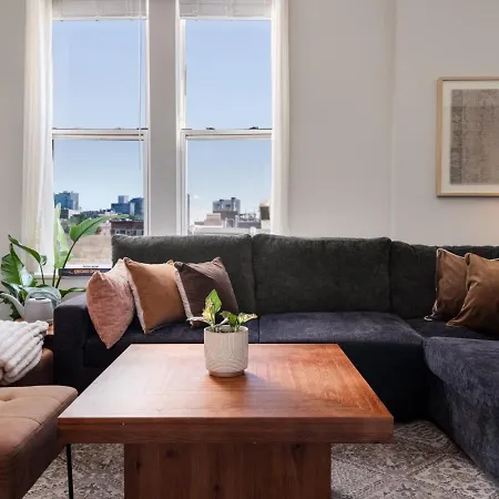 Apartment Penthouse With Private Rooftop And Skyline Views - Sleeps 6 Chicago