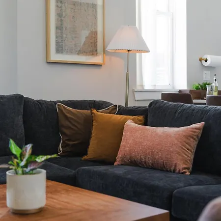 Penthouse With Private Rooftop And Skyline Views - Sleeps 6 *