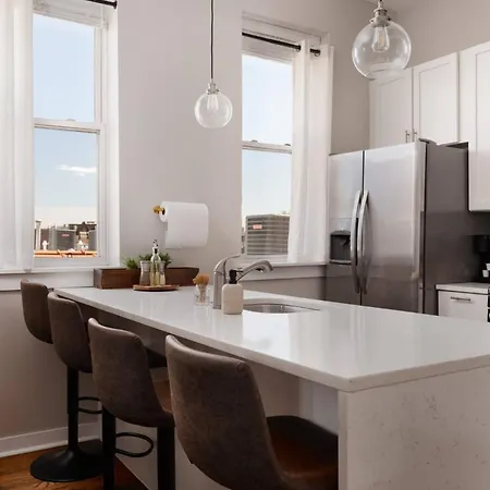 Apartment Penthouse With Private Rooftop And Skyline Views - Sleeps 6 *