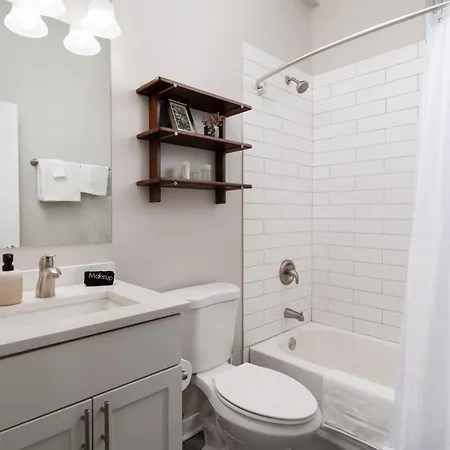 Apartment Penthouse With Private Rooftop And Skyline Views - Sleeps 6 Chicago