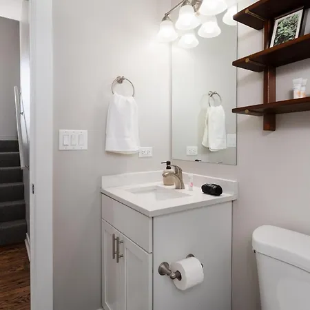 Apartment Penthouse With Private Rooftop And Skyline Views - Sleeps 6 *