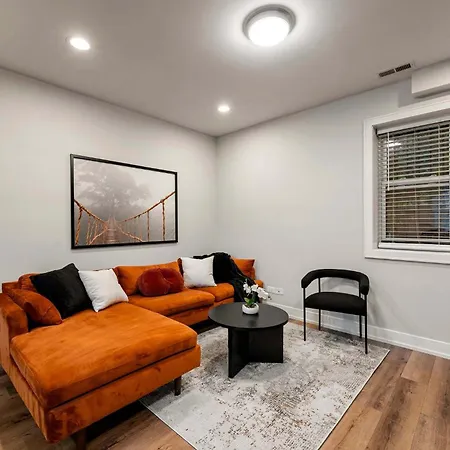 Welcome To Our Charming 2bd 2ba Pilsen Apartment