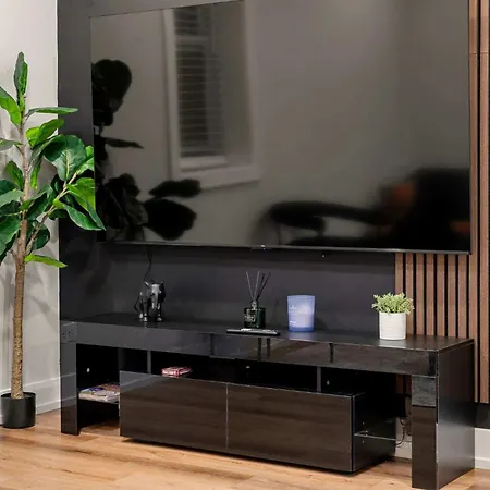 Welcome To Our Charming 2bd 2ba Pilsen Apartment *
