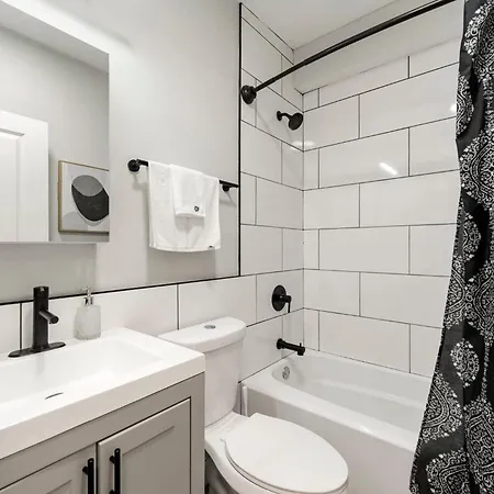 Welcome To Our Charming 2bd 2ba Pilsen Apartment Chicago