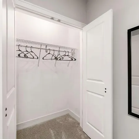 Welcome To Our Charming 2bd 2ba Pilsen Apartment *