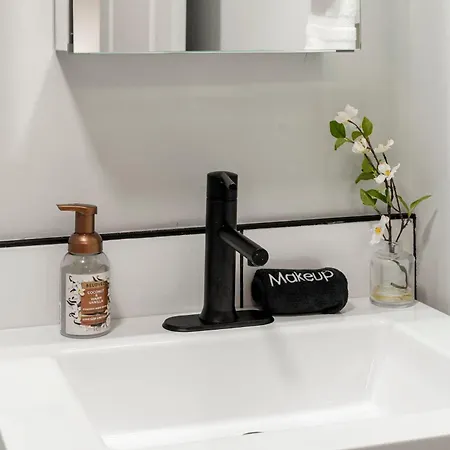 Welcome To Our Charming 2bd 2ba Pilsen *