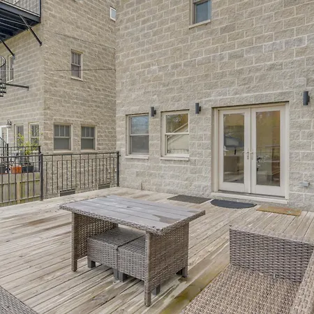 Steps To & Beach! Multi-level Oakland Haven Holiday home Chicago