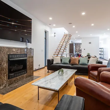 5-bedroom House In Pilsen Near Medical District Holiday home