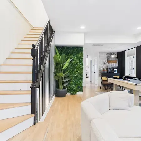 West Town Estate 6br, Game Room, Decks, 5gbps