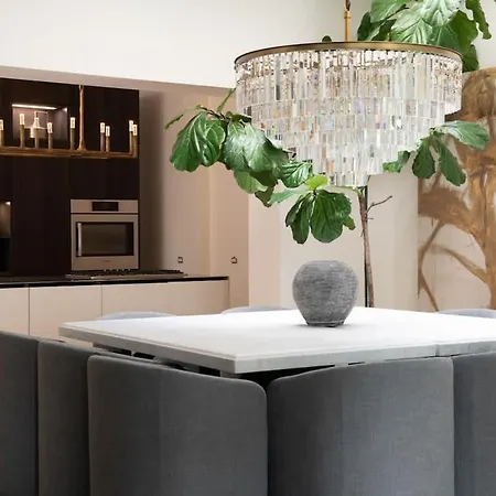 Stunning Gold Coast 12bd 6ba & Rooftop Patio Holiday home