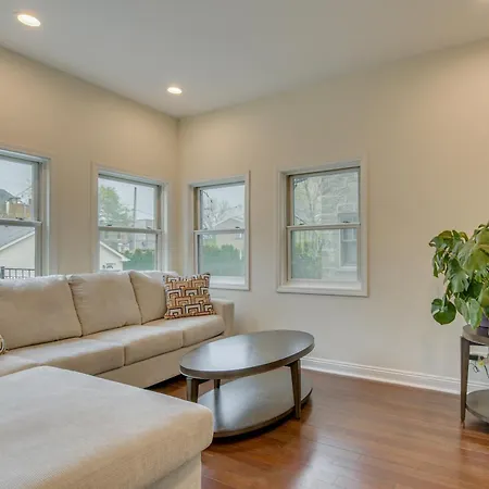Steps To & Beach! Multi-level Oakland Haven Holiday home