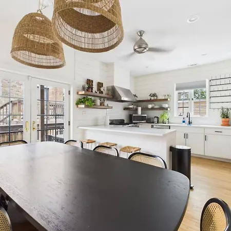 West Town Estate 6br, Game Room, Decks, 5gbps Holiday home