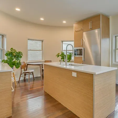 Holiday home Steps To & Beach! Multi-level Oakland Haven *