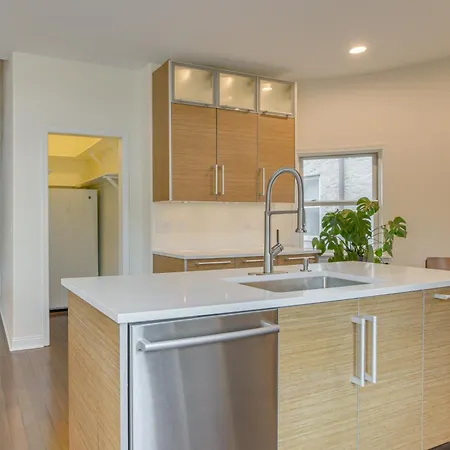 Steps To & Beach! Multi-level Oakland Haven *