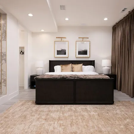 Stunning Gold Coast 12bd 6ba & Rooftop Patio Holiday home Chicago