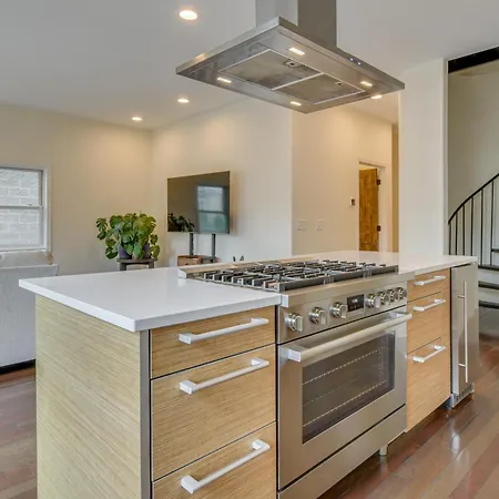 Holiday home Steps To & Beach! Multi-level Oakland Haven Chicago