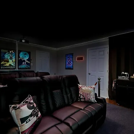 Holiday home Arcade • Theater • Gym • Office • Sleeps 15 Chicago