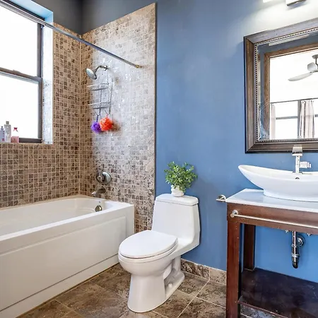 5-bedroom House In Pilsen Near Medical District Holiday home Chicago