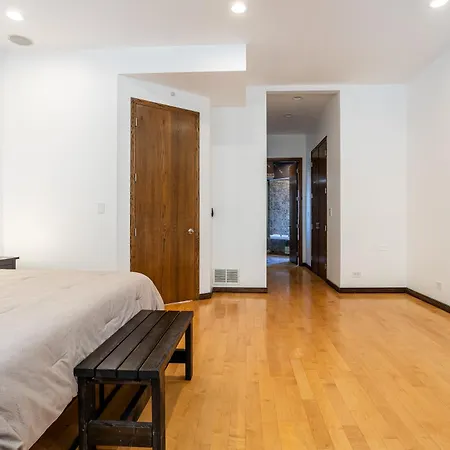 5-bedroom House In Pilsen Near Medical District Holiday home Chicago