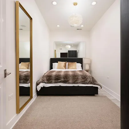 Stunning Gold Coast 12bd 6ba & Rooftop Patio Holiday home *