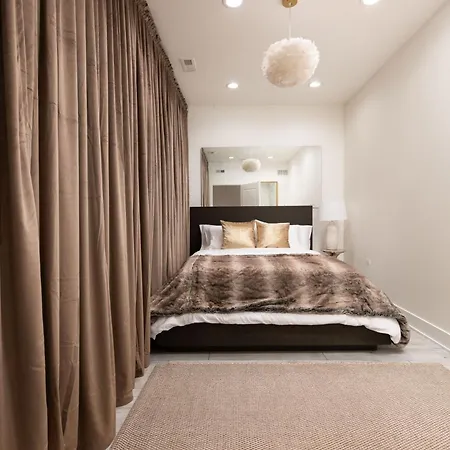 Holiday home Stunning Gold Coast 12bd 6ba & Rooftop Patio