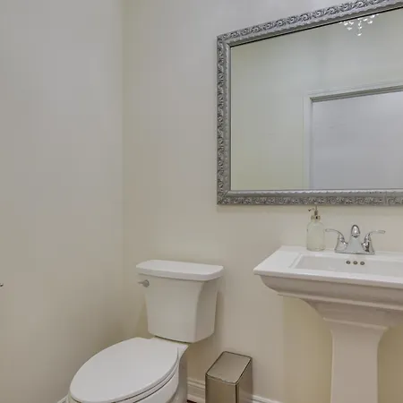 Steps To & Beach! Multi-level Oakland Haven Holiday home
