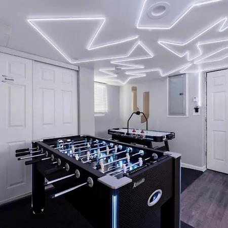 Arcade • Theater • Gym • Office • Sleeps 15 * Chicago