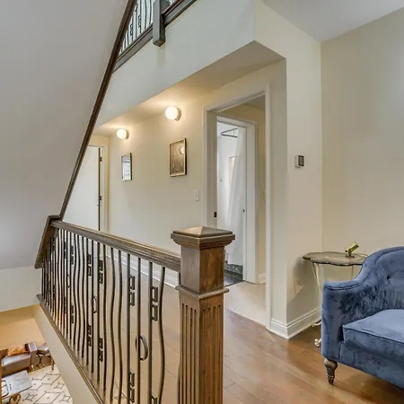 Holiday home Steps To & Beach! Multi-level Oakland Haven