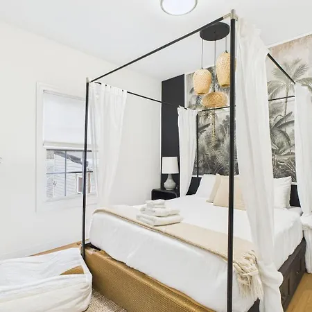 West Town Estate 6br, Game Room, Decks, 5gbps Holiday home