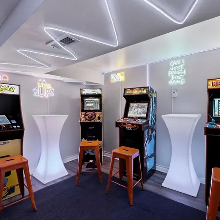Arcade • Theater • Gym • Office • Sleeps 15 * Chicago