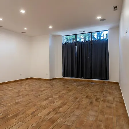 5-bedroom House In Pilsen Near Medical District Holiday home